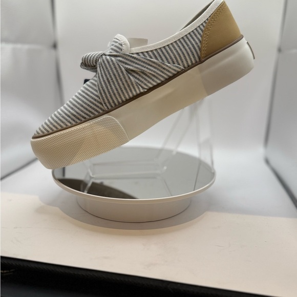 Tommy Bahama Women's Gray and white Striped Sneakers size 8.5 - Picture 3 of 10